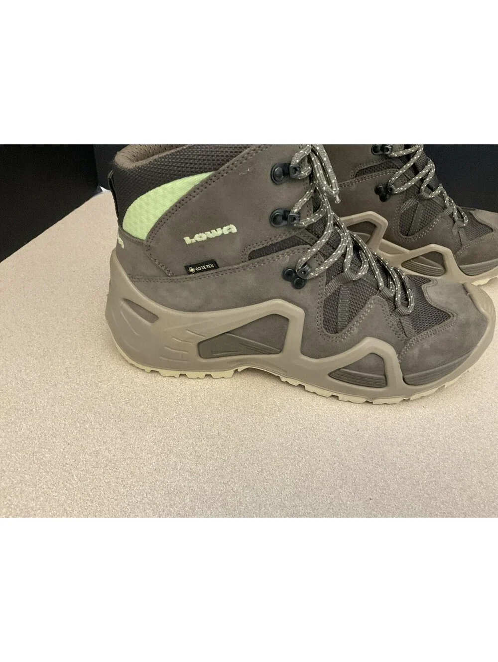 Womens Lowa Zephyr Mid GTX Gore-Tex Hiking Boots. Size 10.5. Nice Boots!!!